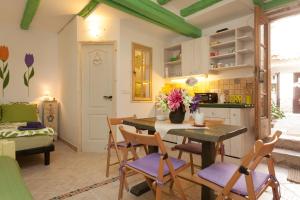 een keuken en eetkamer met een tafel en stoelen bij Studio with garden in Rovinj in Rovinj