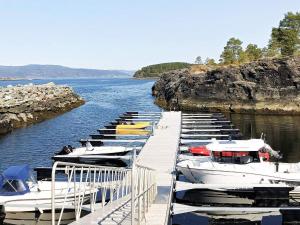 una fila di imbarcazioni ormeggiate in un molo in acqua di 10 person holiday home in INDERØY-By Traum a Kjerkenesvåg