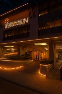 Un edificio con un cartel al costado. en The persimmon condominium studio, en Cebú