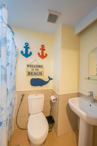 un baño con inodoro y lavabo en The persimmon condominium studio, en Cebú