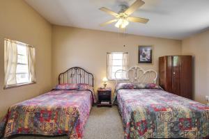 Un dormitorio con dos camas y un ventilador de techo. en 2 Mi to Marina Lake Whitney Studio Retreat!, en Whitney