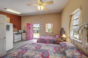 Un dormitorio con dos camas y una cocina. en 2 Mi to Marina Lake Whitney Studio Retreat!, en Whitney