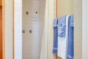 y baño con ducha y toallas azules. en 2 Mi to Marina Lake Whitney Studio Retreat!, en Whitney 16 fotos más