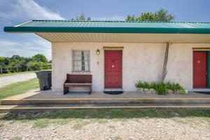 Una pequeña casa con puertas rojas y un banco. en 2 Mi to Marina Lake Whitney Studio Retreat!, en Whitney