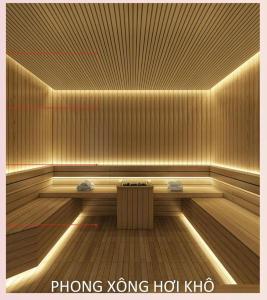 una sauna con un banco en el medio en Luxhomes Sa1 Toji Sakura Smart city, en Phú Thú