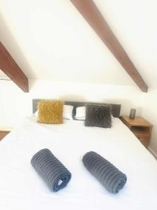 Una cama blanca con tres almohadas encima. en Modern 1-Bed Retreat in heart of newark-with ease access to local attractions and transport, en Newark-on-Trent 21 fotos más