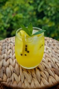 a glass of lemonade with a green leaf in it at Montes De Beraka in Minca