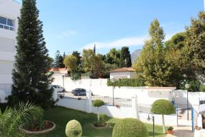 ベナルマデナにあるDon Jaoquinの塀と木の植わる庭の景色