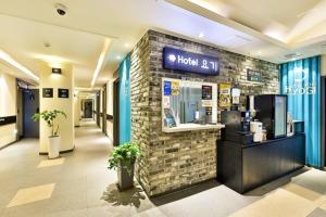 a lobby with a coffee shop in a building at Ansan Yogi in Kuryong-dong