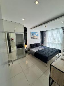 Ένα ή περισσότερα κρεβάτια σε δωμάτιο στο Modern 1BR Condo Near Soi Bukouw