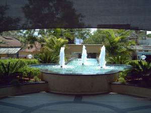 una fontana in mezzo a un cortile di Hotel Parsons Court a Dindigul