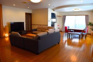 高山Sumomo的客厅里有一张沙发和一张桌子。