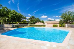 a swimming pool with blue water in a yard at Studio ToulouseCityStay Basso Cambo in Toulouse