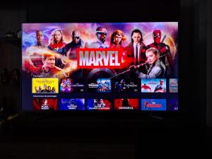 a television screen with the avengers on it at Bonito Departamento con estacionamiento, vista a parque y estadio nacional, muy tranquilo in Lima