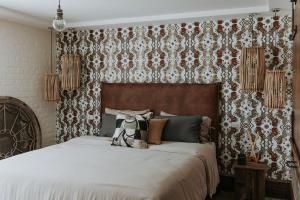 Un dormitorio con una cama grande y papel tapiz floral. en Calstock Estate 1831, en Deloraine