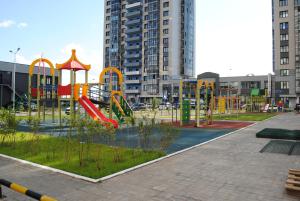 un parque infantil con tobogán en una ciudad en Apartment on Khakima with Kremlin View, en Kazán