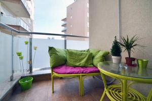 un sofá sentado en un balcón con una mesa en Apartment Capital Town-free parking, en Zagreb