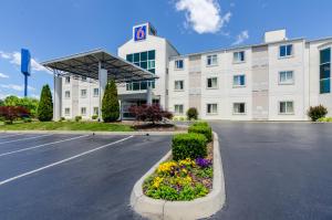 un aparcamiento vacío frente a un edificio en Motel 6-Bristol, VA, en Bristol