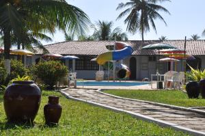 ein Resort mit einem Pool und einem Resort in der Unterkunft Hotel Praia do Conde in Conde