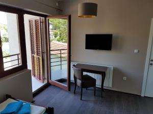 TV in/ali zabaviščno središče v nastanitvi Apartmani Simić Valjevo