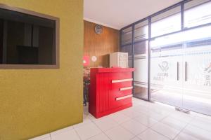 Η κουζίνα ή μικρή κουζίνα στο Hotel O Makassar near RS Grestelina formerly Wisma Makassar