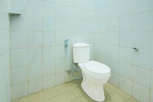 Ένα μπάνιο στο Hotel O Makassar near RS Grestelina formerly Wisma Makassar +20 φωτογραφίες