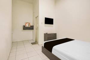 Μια τηλεόραση ή/και κέντρο ψυχαγωγίας στο Hotel O Makassar near RS Grestelina formerly Wisma Makassar