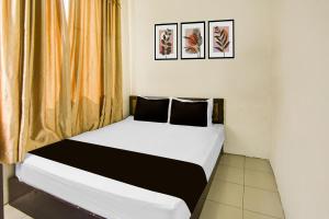 Ένα ή περισσότερα κρεβάτια σε δωμάτιο στο Hotel O Makassar near RS Grestelina formerly Wisma Makassar