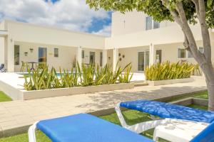 棕榈滩Hideout Suites - from Eagle Beach的享有别墅庭院的景色