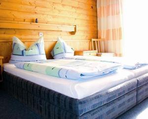 A bed or beds in a room at Haus Wendelin