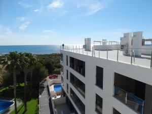 Vom Balkon eines Gebäudes genießen Sie Meerblick. in der Unterkunft Pinada La Mata in La Mata