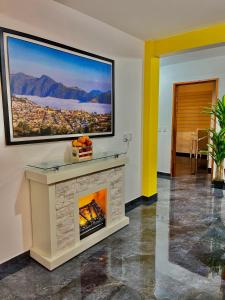 サカトランにあるMi bello Zacatlán-Loft Manzana Rayadaのリビングルーム(暖炉、テレビ付) +29枚の写真