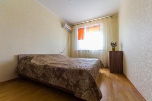 モスクワにあるApartment on Bratislavskaya 18の小さなベッドルーム(ベッド1台、窓付)