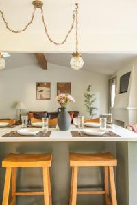 Una cocina y un comedor con mesa y sillas. en Downtown Bentonville The Cozy Switchback Entire Home with Biking and Trails Steps Away Including Hot Tub and Firepit, en Bentonville
