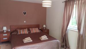 a bedroom with a bed with two towels on it at Apartment Casa Eni in Dražice