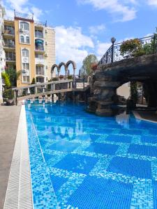 una piscina con ponte e scivolo d'acqua di Two-bedroom apartment on the 6th floor a Sunny Beach