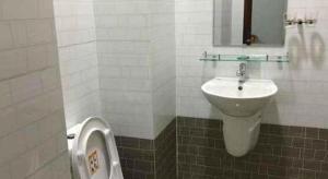 a bathroom with a toilet and a sink at Van An 2 Hotel in Phước Hậu +31 photos
