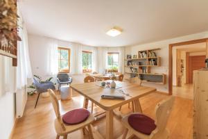 ein Wohnzimmer mit einem Holztisch und Stühlen in der Unterkunft Obereggerhof - Urlaub auf dem Bauernhof - Ferienwohnungen - Gitschberg Jochtal - Rio di Pusteria in Vals