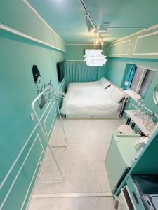 a hospital room with a bed and a mirror at T-BLUE 大須観音隣 ReFaルーム 地下鉄徒歩3分 最大4名 in Nagoya