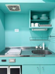 a kitchen with a sink and blue walls at T-BLUE 大須観音隣 ReFaルーム 地下鉄徒歩3分 最大4名 in Nagoya +24 photos