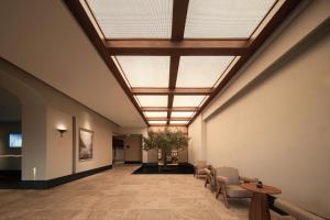 Atour Hotel Shanghai North Bund Riverside International Plaza في شانغهاي: ممر بسقف مع المنور