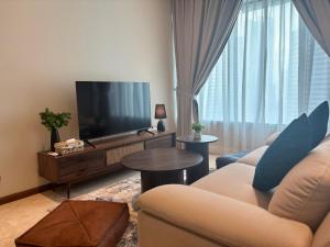 Μια τηλεόραση ή/και κέντρο ψυχαγωγίας στο SkySuites Luxury Suite TwinTowerView by CalmSojourn Management