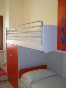 Divstāvu gulta vai divstāvu gultas numurā naktsmītnē Elena Appartamento