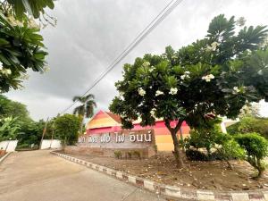 a building with a sign that reads in the we do not build at OYO 75583 Fut Fit Fo Fai Inn Hotel in Kanchanaburi