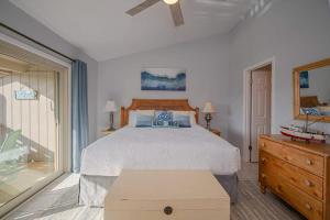 Voodi või voodid majutusasutuse Seaside Cottage with water views! toas