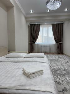 Giường trong phòng chung tại Radmir Apartments