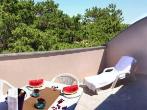 ビビオーネにあるResidence Silver Sailのテーブルと椅子があり、スイカが置かれているパティオ