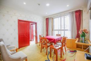 une salle à manger avec une table et des chaises rouges dans l'établissement yiantaisheng hotel co ltd, à Wangsiying