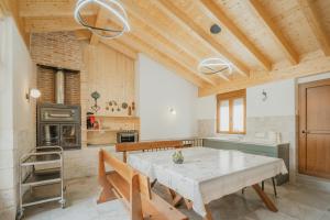 a dining room with a table and a kitchen at Casa Rural Vallehermoso 