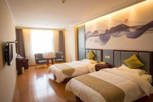 Postel nebo postele na pokoji v ubytování GreenTree Inn Anhui Fuyang Funan East Huaihe Road Express Hotel + 103 fotografií
